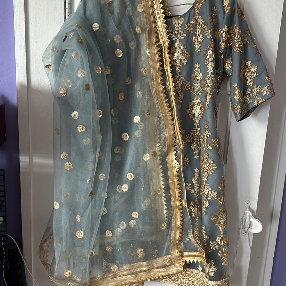 Lashkaraa Dusty Blue 3 piece gharara suit - Picture 2 of 4